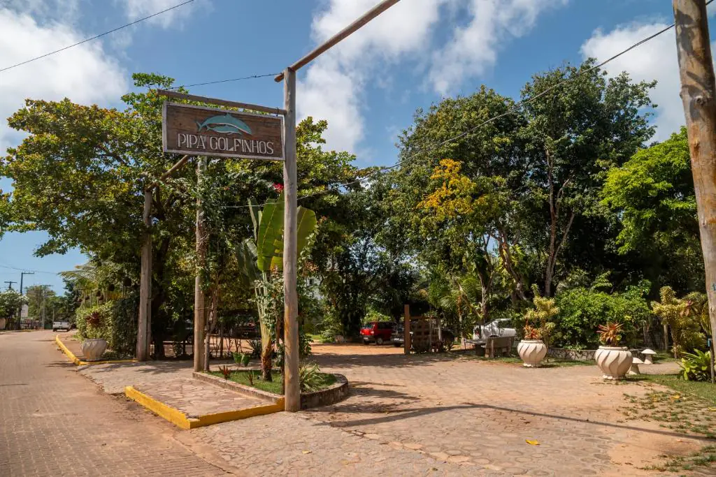 Placa de madeira da Pousada Pipa Golfinhos na entrada