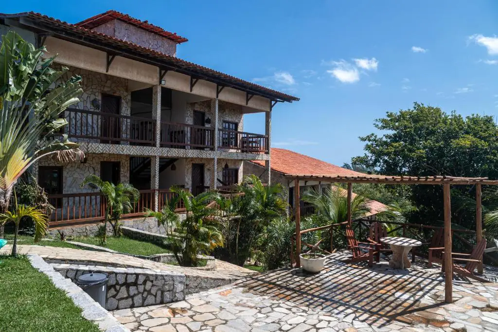 Fachada da Pousada Pipa Golfinhos com pergolado e jardim