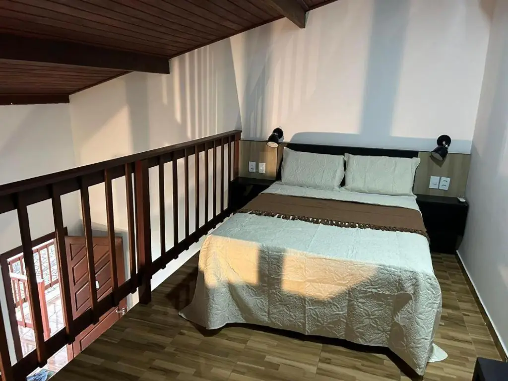 Cama de casal no mezanino da suíte duplex