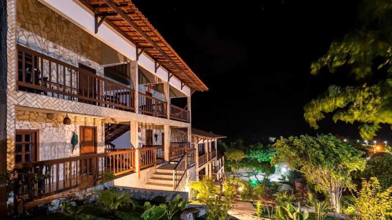 Fachada iluminada à noite