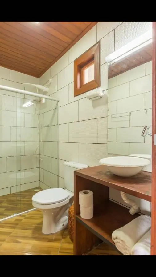 Banheiro da suíte com teto de madeira