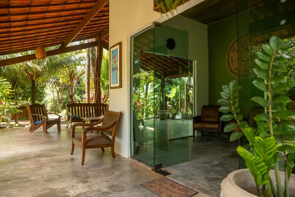 Recepção e lounge com varanda para o jardim