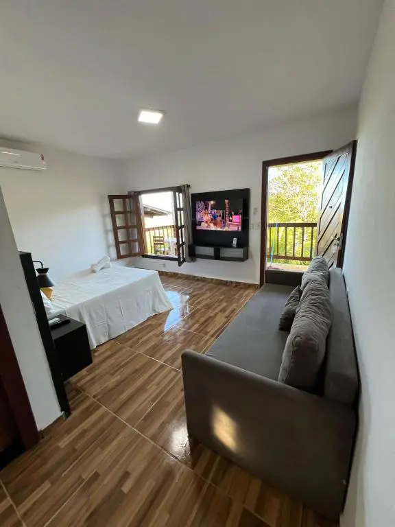 Suíte Família com cama de casal, sofá, TV e varanda
