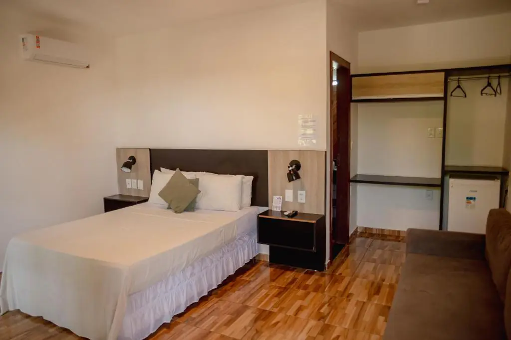 Quarto da Suíte Vista do Jardim com cama de casal, ar-condicionado e frigobar